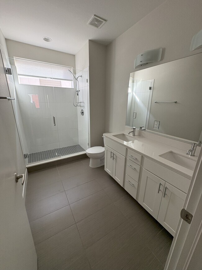 Baño del segundo piso - 2120 Decatur St