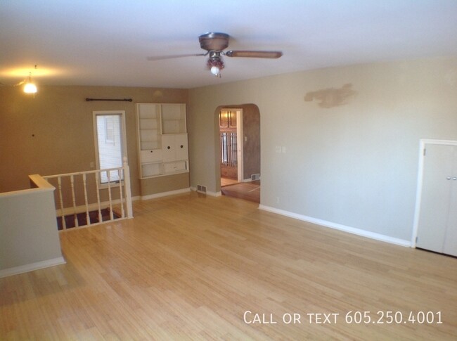 Building Photo - 3 Bedroom Acreage in Southeast Sioux Falls