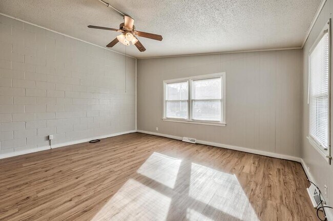 Building Photo - 218-220 Miami St