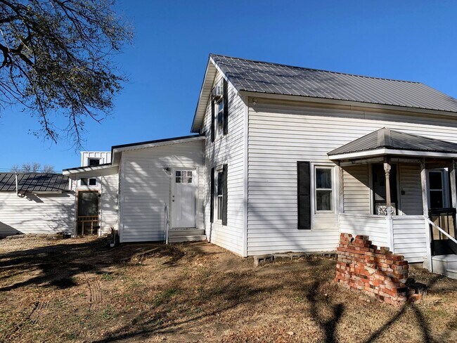 Foto del edificio - 2 Bed 1 Bath with Attached Garage