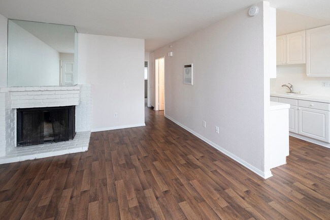 Foto del edificio - Large 2BR in Pacific Beach w/ a Fireplace and 2 Parking Spaces!
