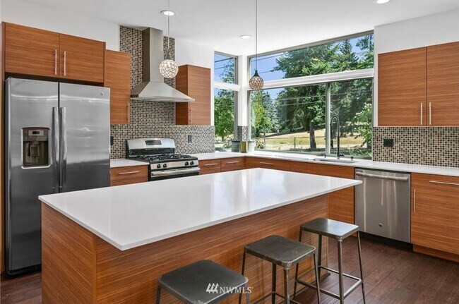 Building Photo - Welcome Home 3 bd 2.5 ba - West Seattle To...