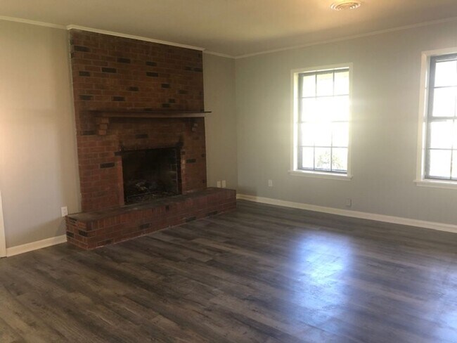 Building Photo - Renovated 3 Bedroom 2 Bath Home for Rent!!