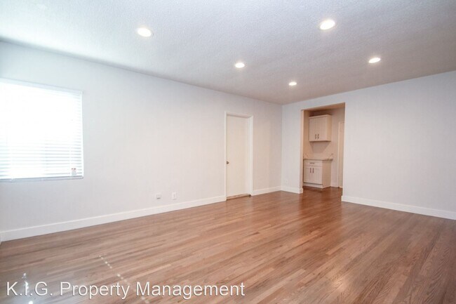 Building Photo - 2 br, 1 bath Apartment - 14151 Moorpark St...