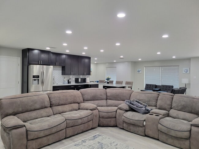 Building Photo - 3208 Futura Dr