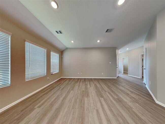 Building Photo - 10487 Pineland Dr