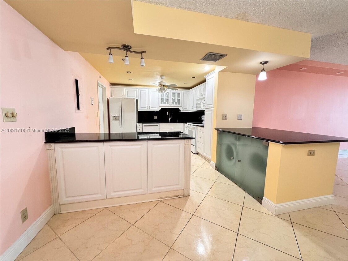 Primary Photo - 1370 S Ocean Blvd