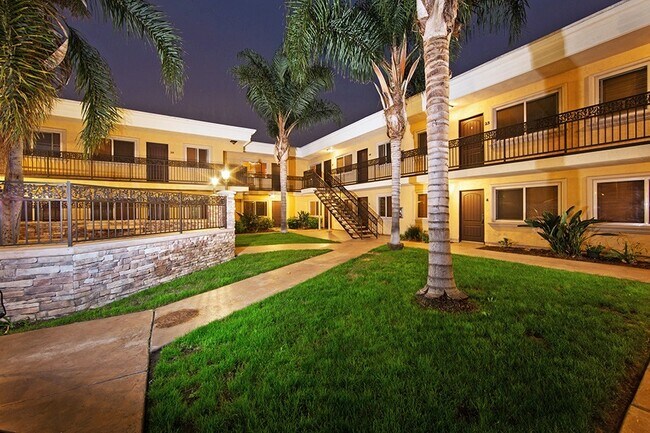Building Photo - Newly Remodeled Condo - Complex W/ Pool, G...