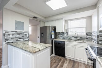 Building Photo - 729 Lori Dr