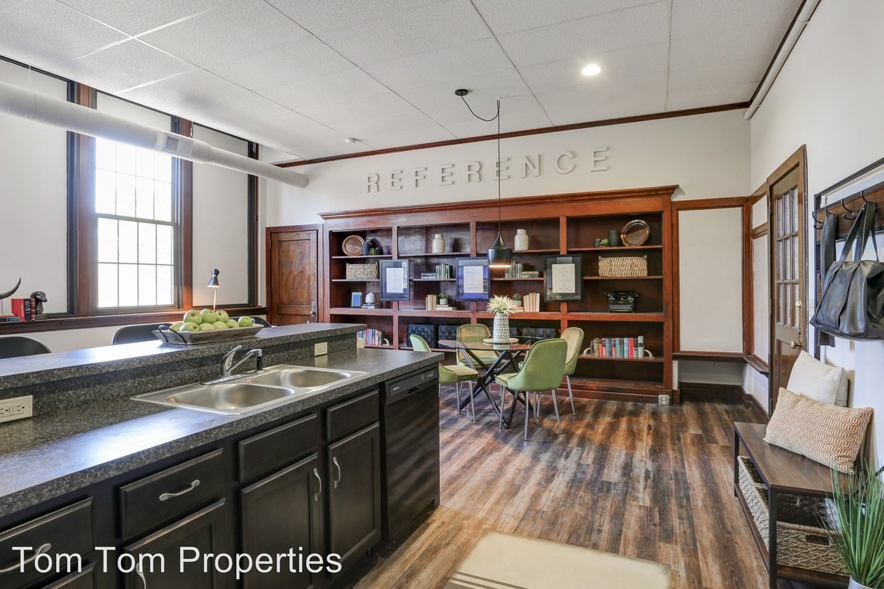Primary Photo - 105 N River St