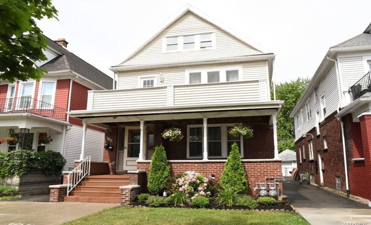 House - 180 Norwalk Ave