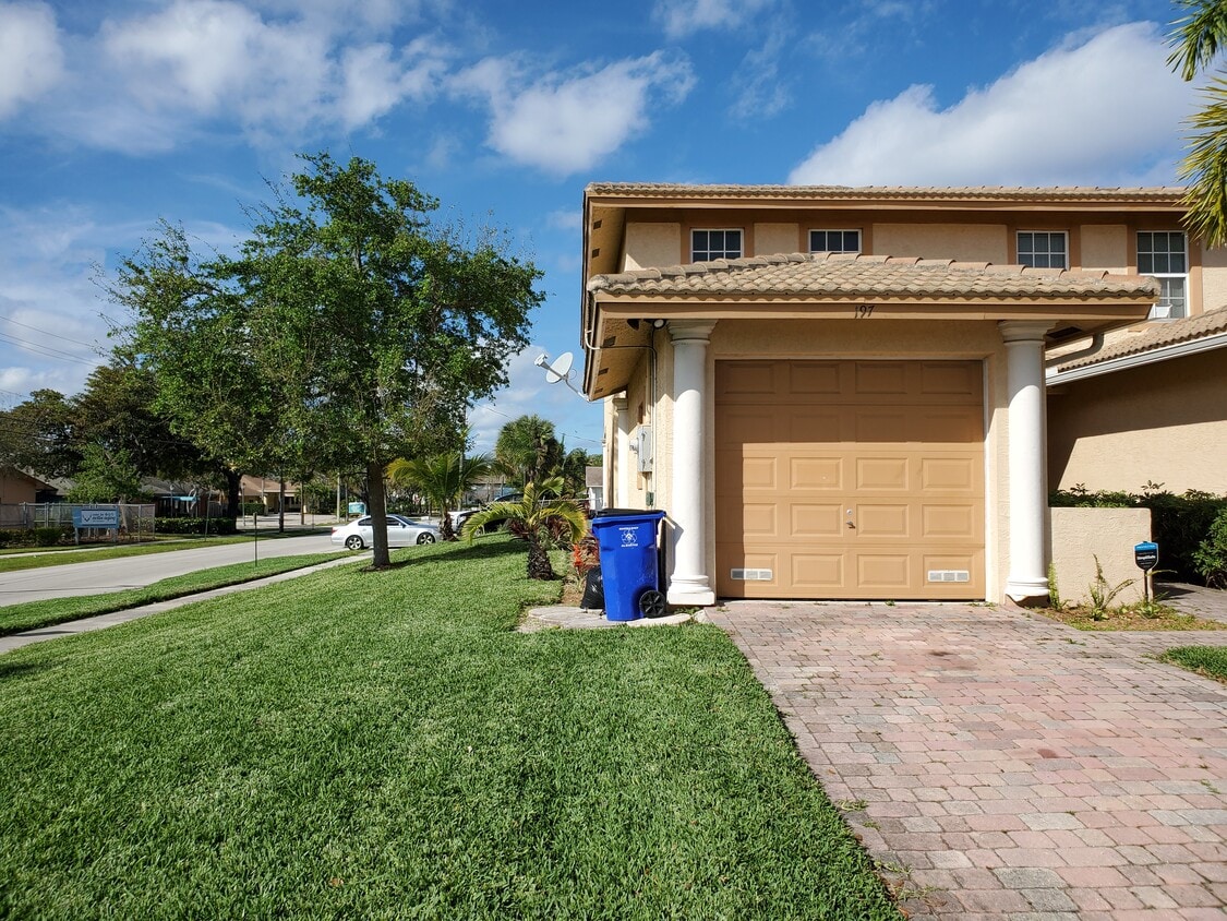 Photo - 197 NW Eller St (Deerfield Beach, FL)