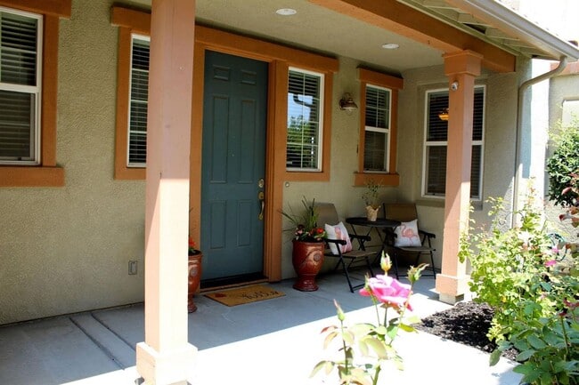 Building Photo - Whitney Ranch 4 Bed Home with Modern Kitch...