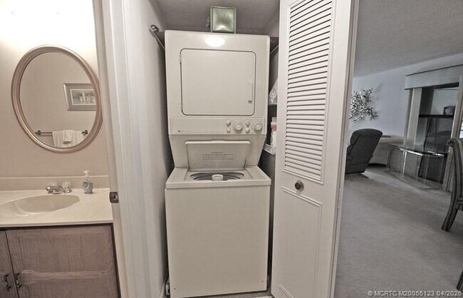 Foto del edificio - 300 SW South River Dr