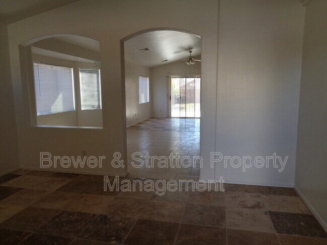 Foto del edificio - 10625 W Hilton Ave