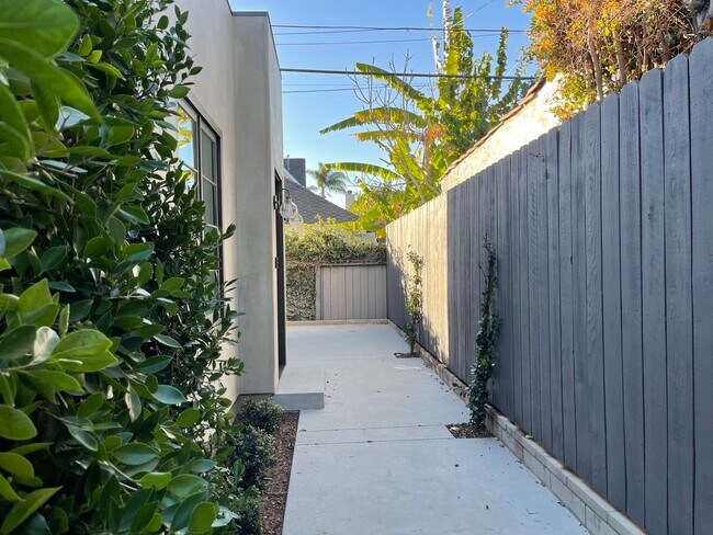 Building Photo - 163 S Poinsettia Pl