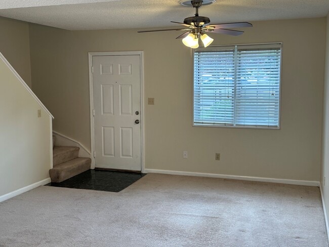 Sala de estar (Gran armario de almacenamiento debajo de las escaleras) - 8864 Flamingo Ct