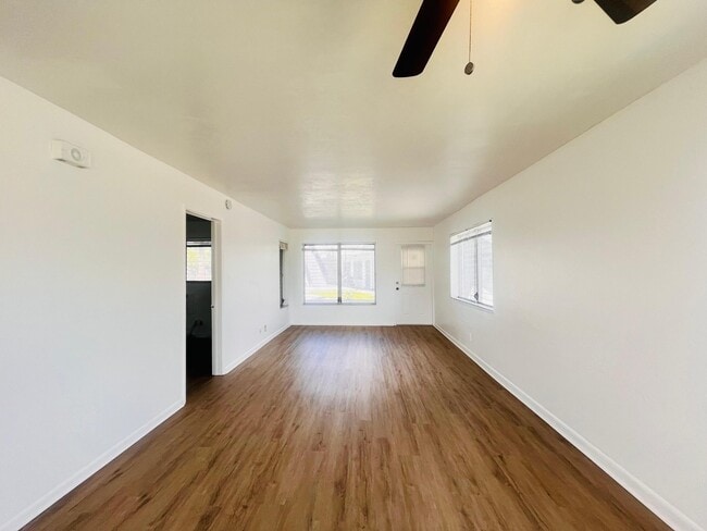 Building Photo - 1241 W River Dr