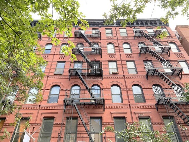 Building Photo - MOTT ST.