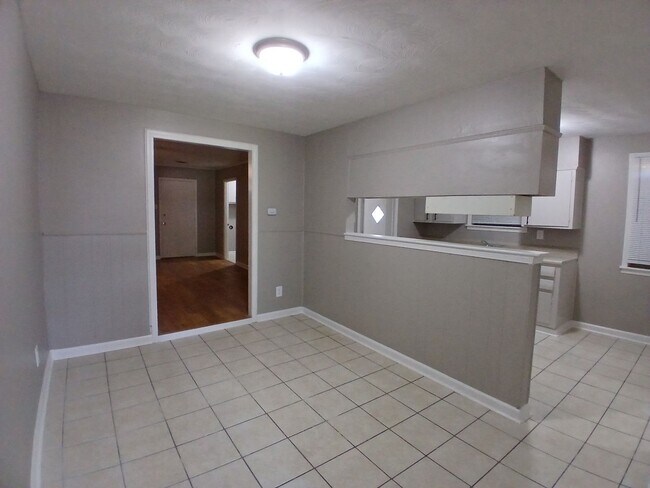 Building Photo - Newly Rehabbed Home in Parkway Village