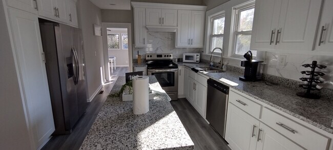 Foto del edificio - Room in Single Family Home on Formosa Ave