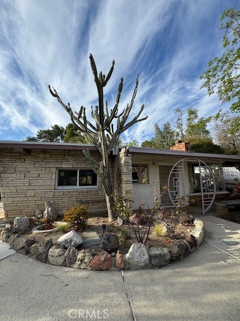 Foto principal - 10231 Haines Canyon Ave