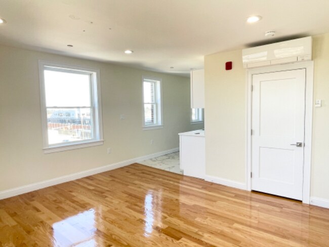 Foto del edificio - 325 Newport Ave