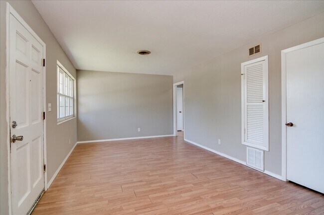Building Photo - 2061 Fernwood Cir