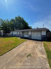 Building Photo - 416 NW Woodridge Dr