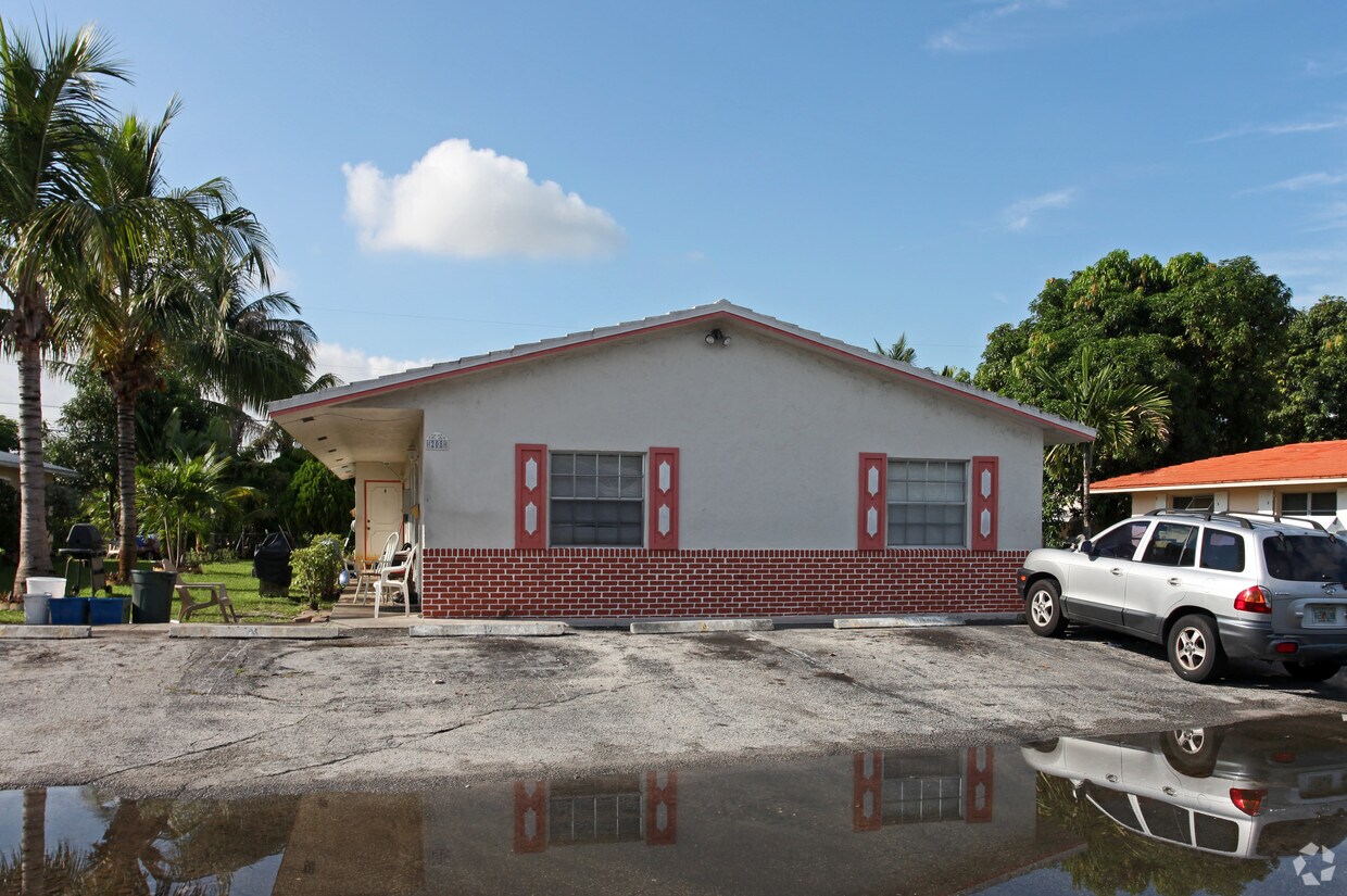 Building Photo - 208 NW 43rd Ct