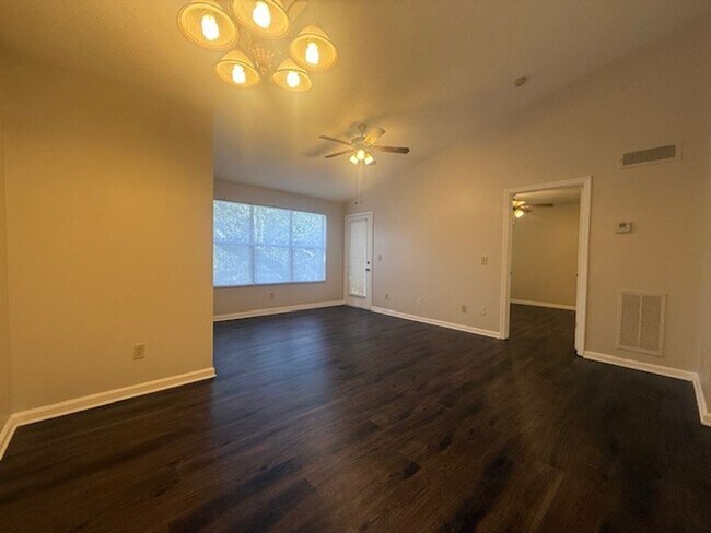 Building Photo - 1 bed/1 bath, 3rd Floor Condo Overlooking ...