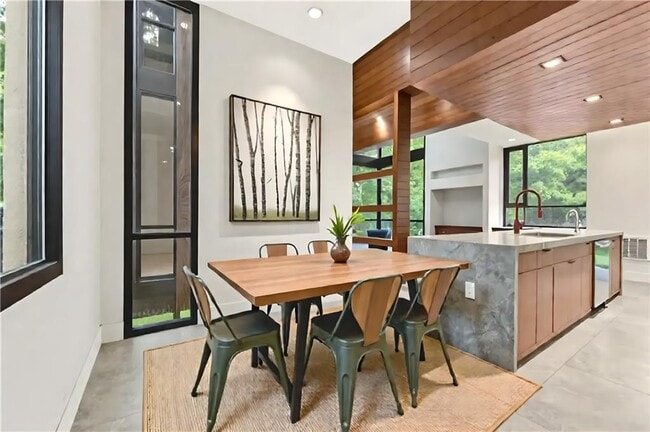Building Photo - 2105 Fairhaven Cir NE