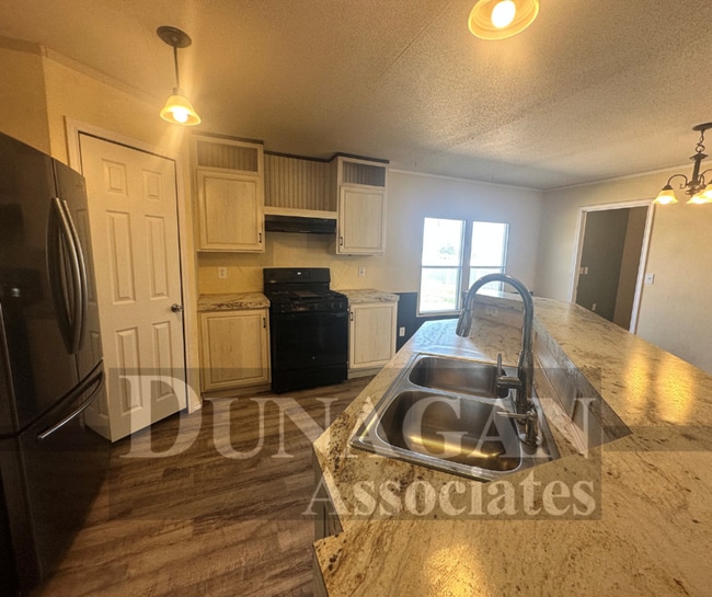 Building Photo - 2 bedroom, 2 bath mobile home with expansi...