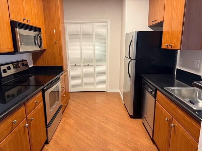 Foto del edificio - Beautiful 2 Bedroom 2 Bath Condo in the De...