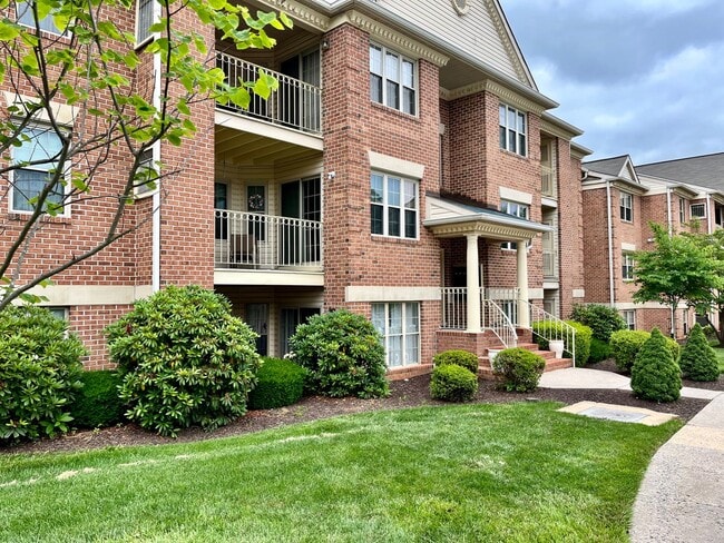 Charming 2 Bedroom/2 Bathroom Apartment Unit in Pond Condos! - Charming 2 Bedroom/2 Bathroom Apartment Unit in Pond Condos!