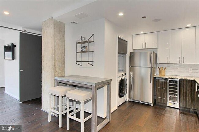 Foto del edificio - 1301 N Courthouse Rd