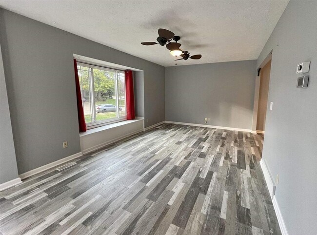 Foto del edificio - Spacious Tri-Level Home With Modern Upgrad...