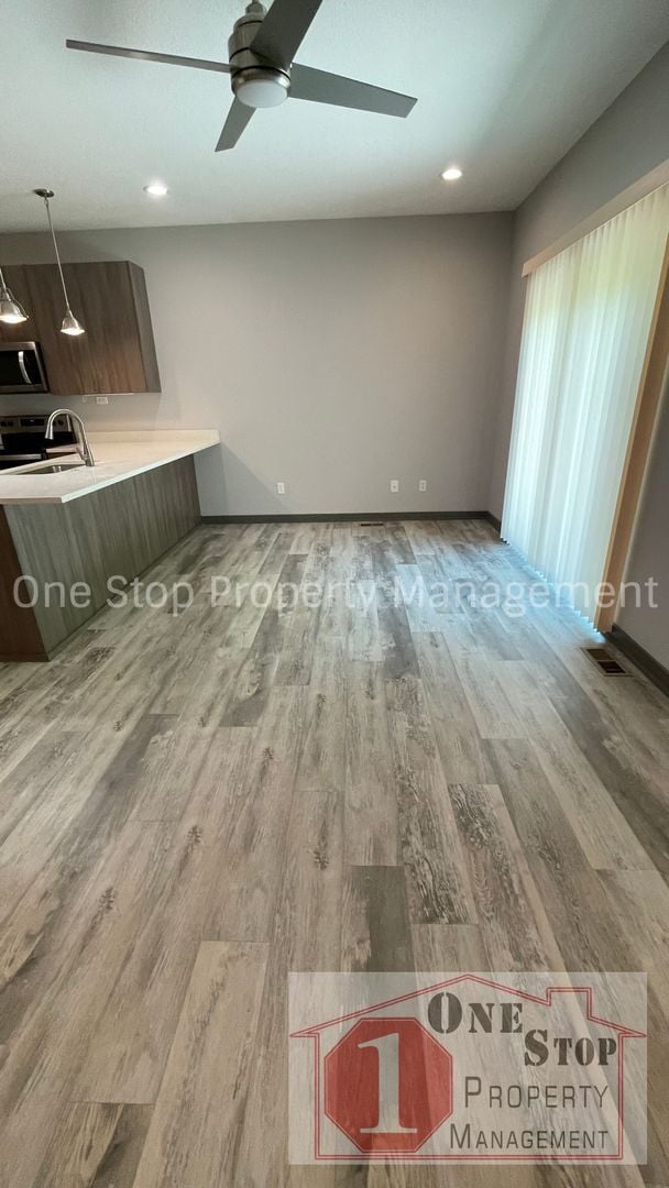 Building Photo - 3 Bedroom, 2.5 Bath Modern Townhome in Nor...
