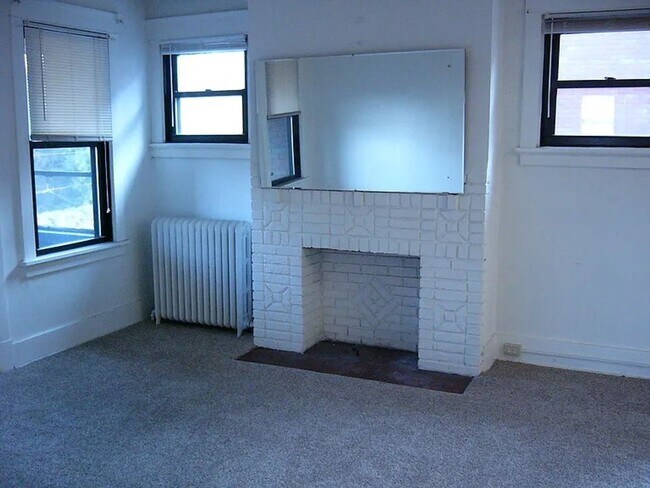 Foto del edificio - Three bedroom home with laundry