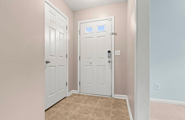 Building Photo - Hunter's Crossing - 4 Beds, 3 Baths