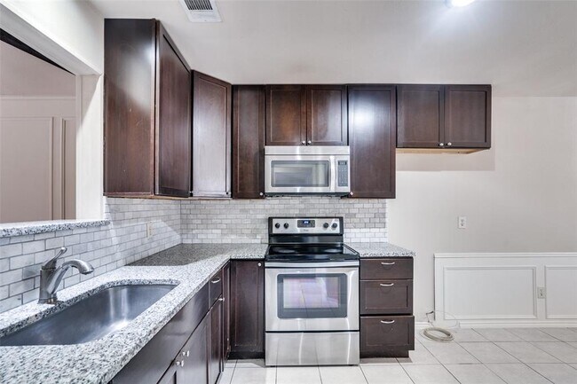 Building Photo - 521 Cedar Elm Ln