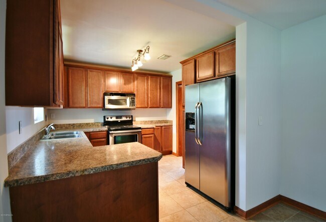 Building Photo - 2101 Maple Leaf Dr E