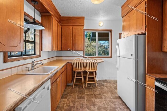 Foto del edificio - 4-bedroom 2-bathroom home located blocks from University of Portland- Pet Friendly!