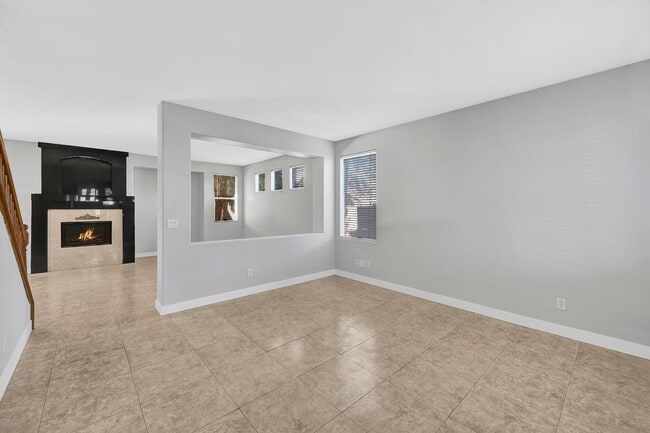 Foto del edificio - 5 bedroom home new carpet and paint