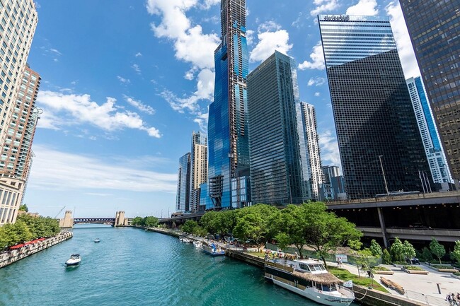 Contemple la impresionante vista del río desde la costa. - Coast at Lakeshore East