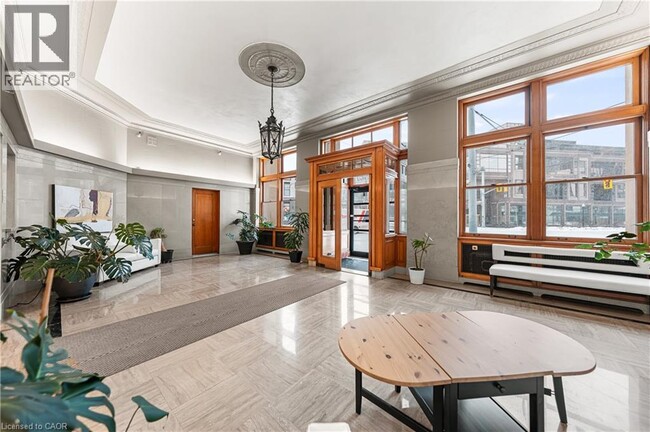 Photo du bâtiment - 404 King St W