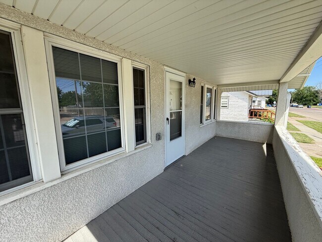 Foto del edificio - Three bedrooms, one bathroom, pet friendly, one car detached garage!