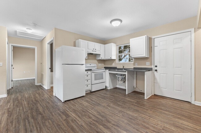 Photo - Golf View Apartments