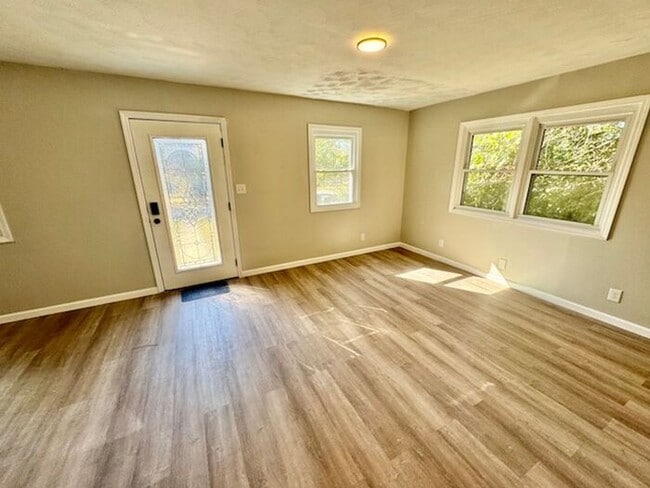 Building Photo - MOVE IN SPECIAL