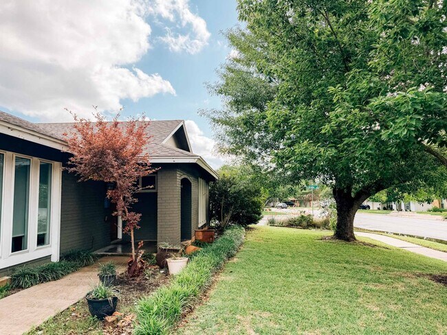 Foto del edificio - 5807 Burnhill Dr
